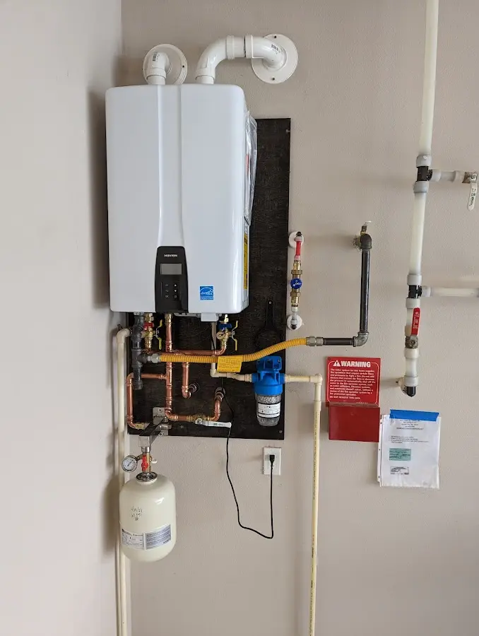 Professional plumber installing copper piping in a Orosi home